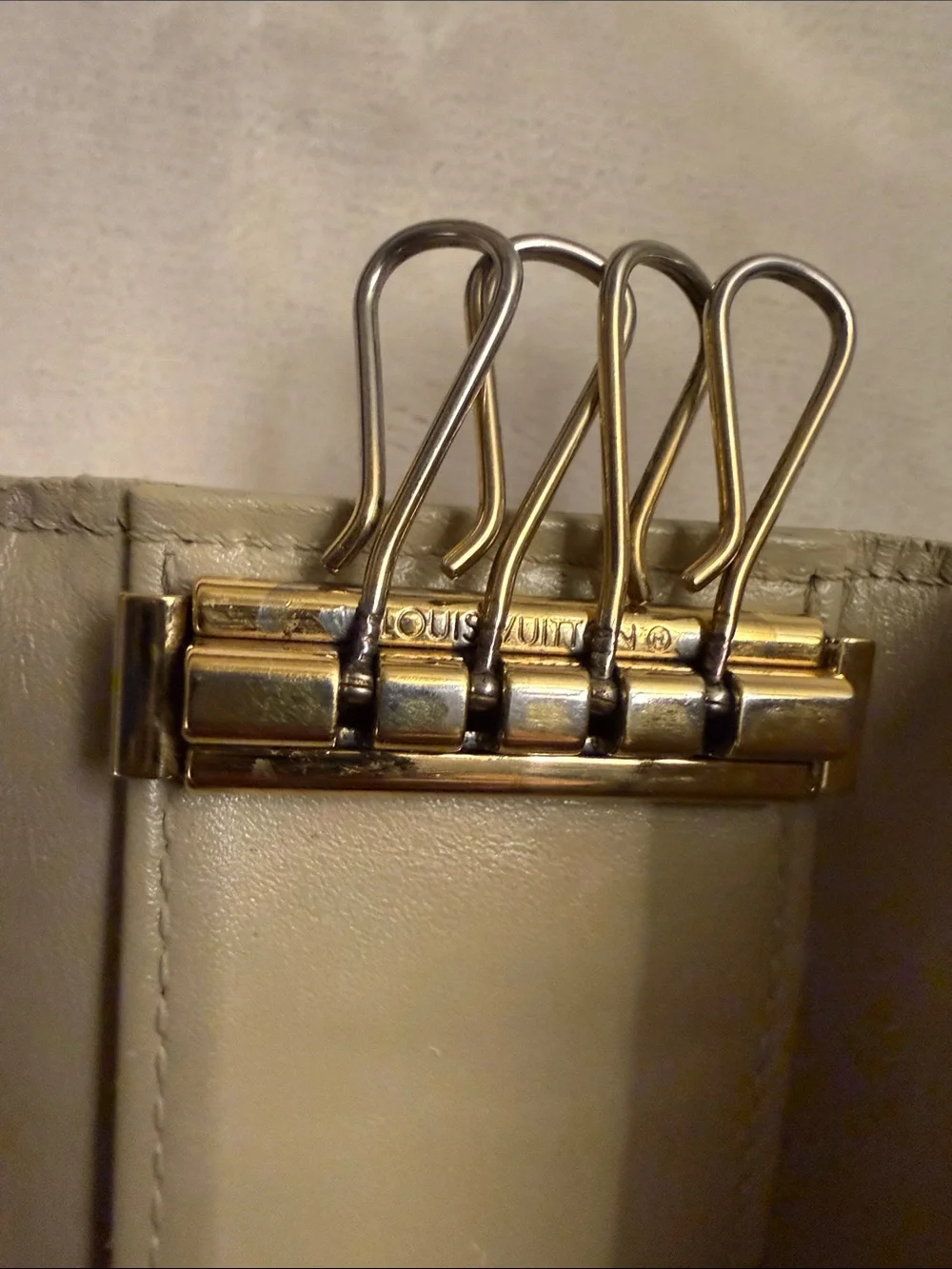 Louis Vuitton Cream Vernis Embossed Monogram Key Holder